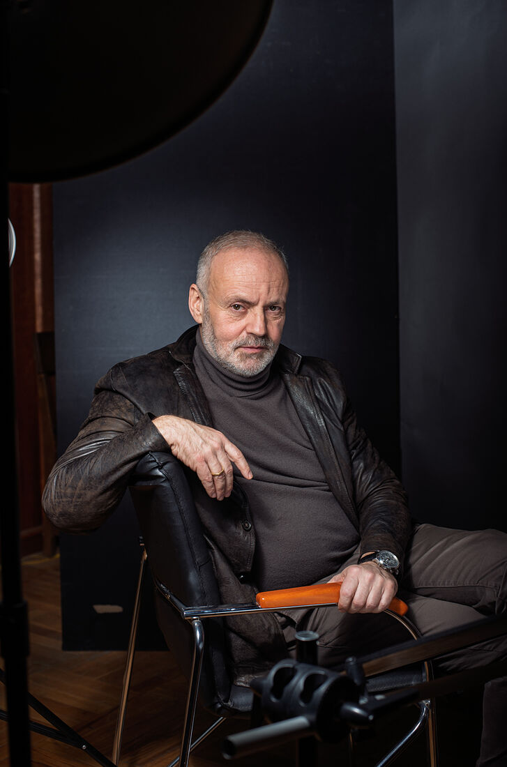 Сценограф и театральный художник.